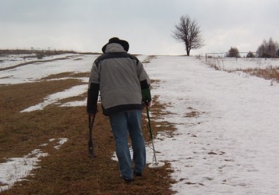 poszukiwacz z wykrywaczem metalu